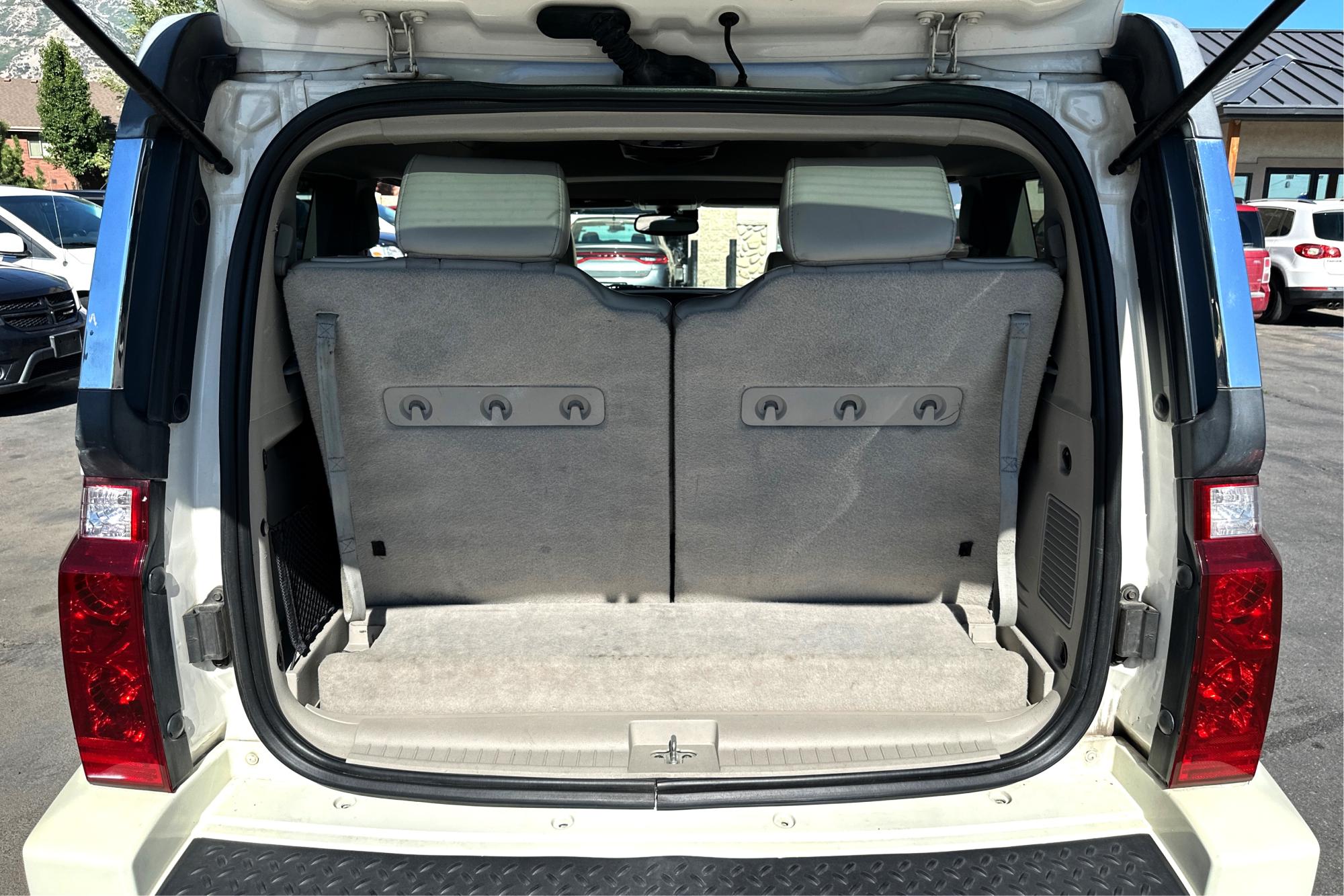 2007 White Jeep Commander Limited 2WD (1J8HH58267C) with an 5.7L V8 OHV 16V engine, 5-Speed Automatic Overdrive transmission, located at 344 S Washington Blvd, Ogden, UT, 84404, (801) 399-1799, 41.255482, -111.970848 - Photo #10