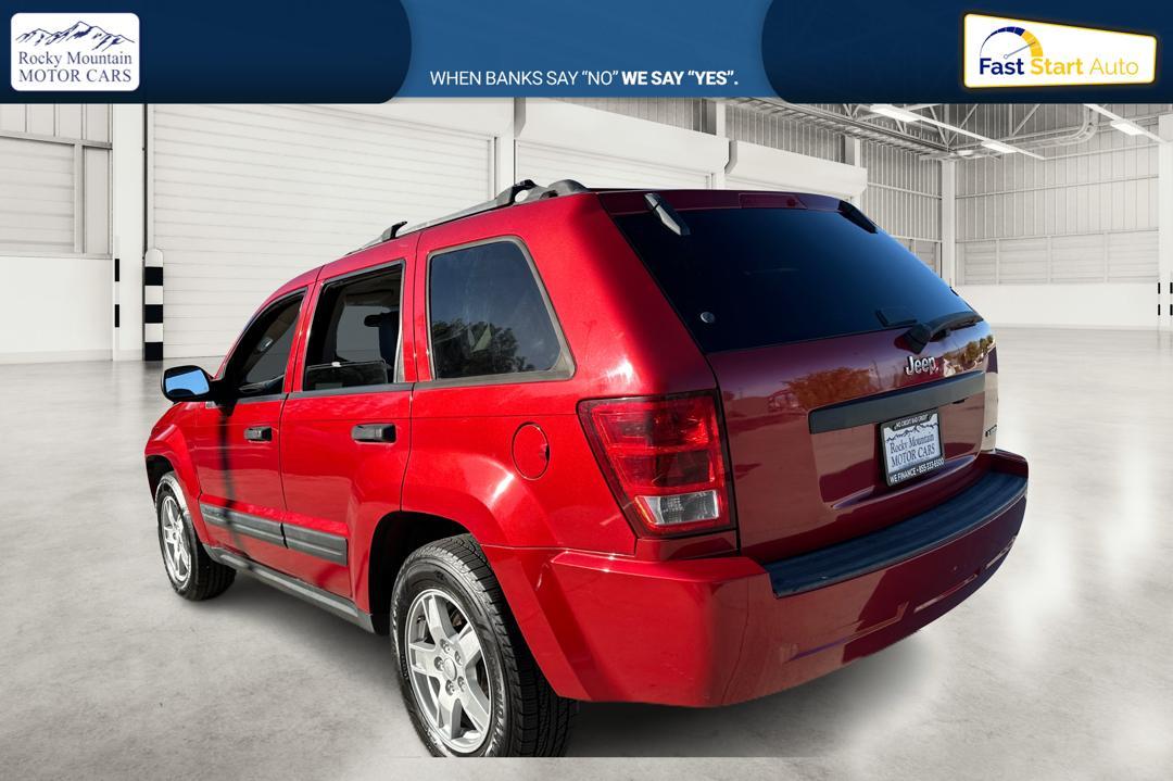 2005 Red Jeep Grand Cherokee Laredo 2WD (1J8HS48N25C) with an 4.7L V8 SOHC 16V engine, 5-Speed Automatic Overdrive transmission, located at 7755 State Street, Midvale, UT, 84047, (801) 753-9063, 40.610329, -111.892159 - Photo #4