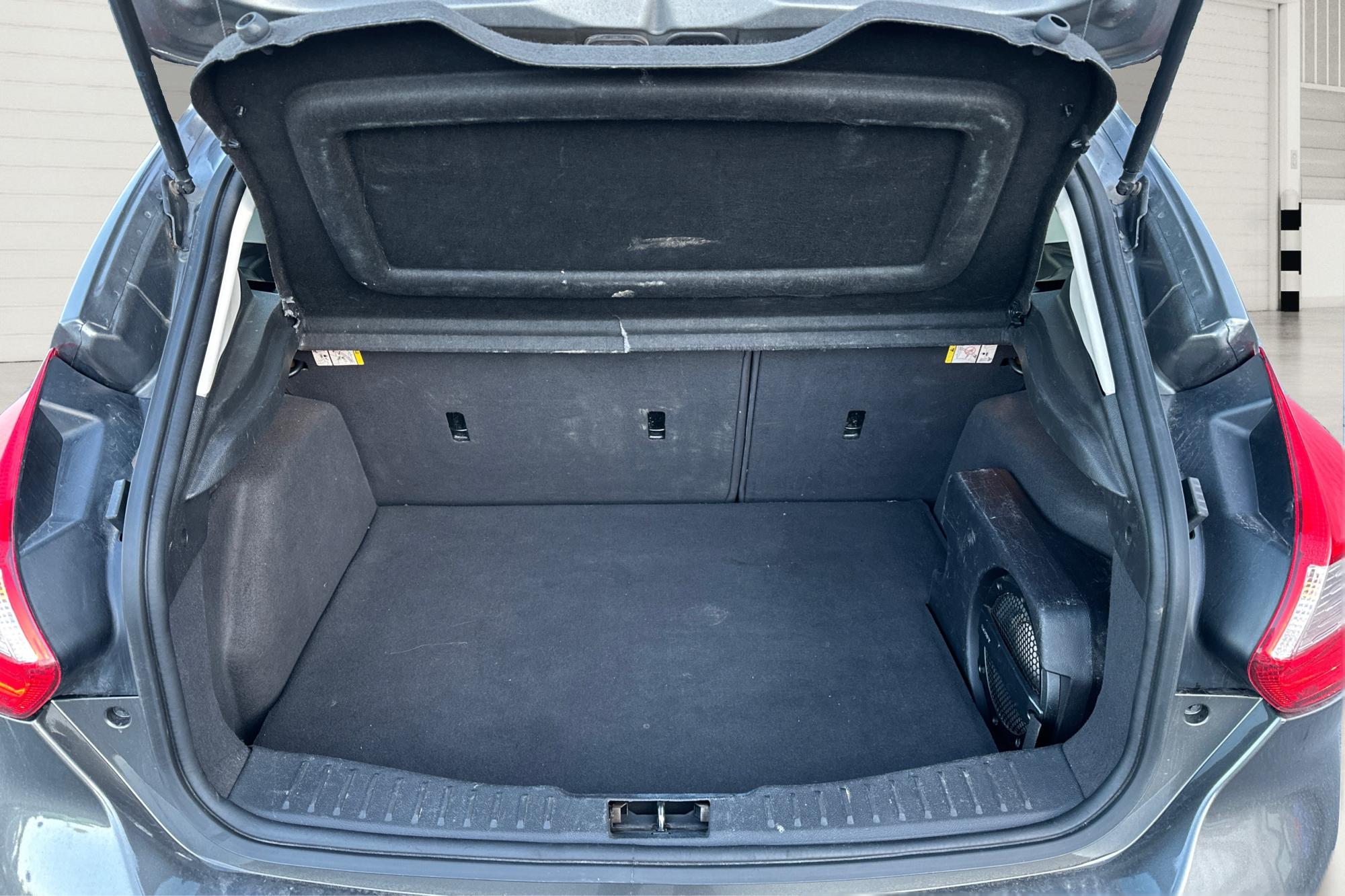 2012 Gray Ford Focus SEL (1FAHP3M24CL) with an 2.0L L4 DOHC 16V engine, 6-Speed Automatic transmission, located at 767 S State Road, Pleasant Grove, UT, 84062, (801) 785-1058, 40.354839, -111.736687 - Photo#13