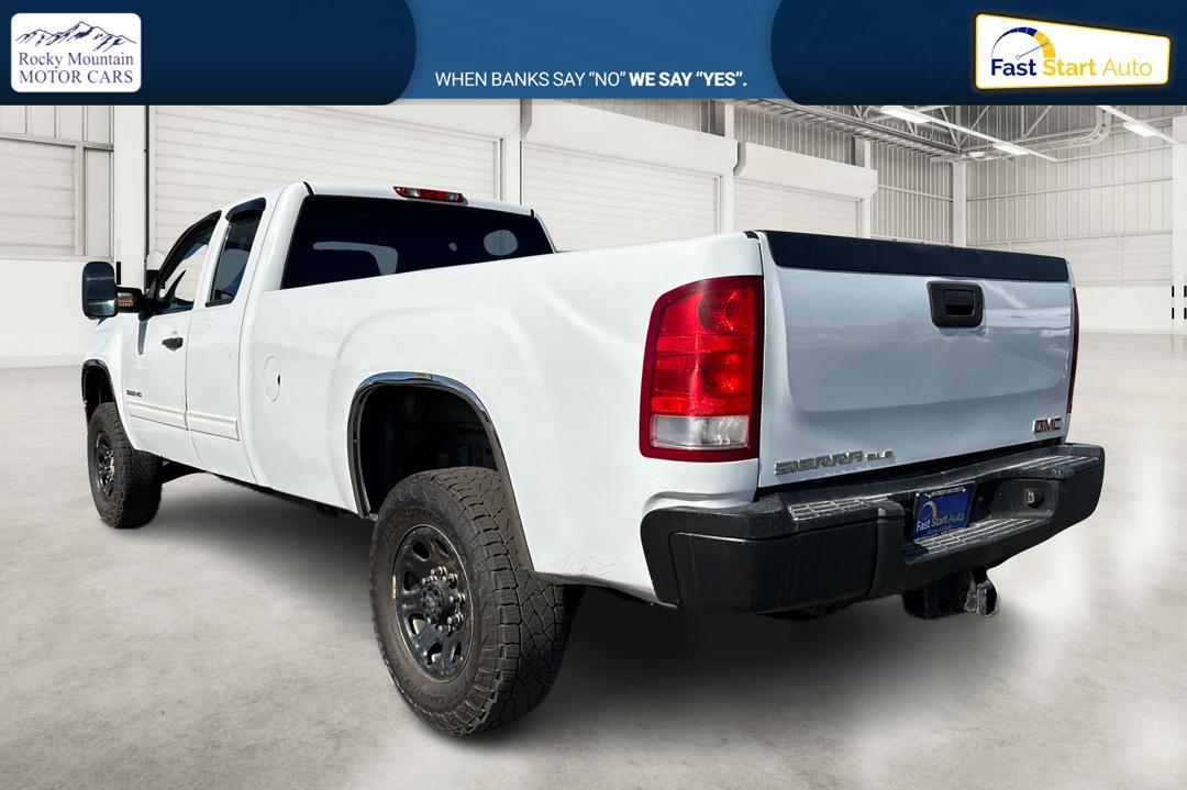 2011 White GMC Sierra 3500HD SLE Ext. Cab Long Box 4WD (1GT523CG7BZ) with an 6.0L V8 OHV 16V FFV engine, 6-Speed Automatic transmission, located at 7755 State Street, Midvale, UT, 84047, (801) 753-9063, 40.610329, -111.892159 - Photo #4