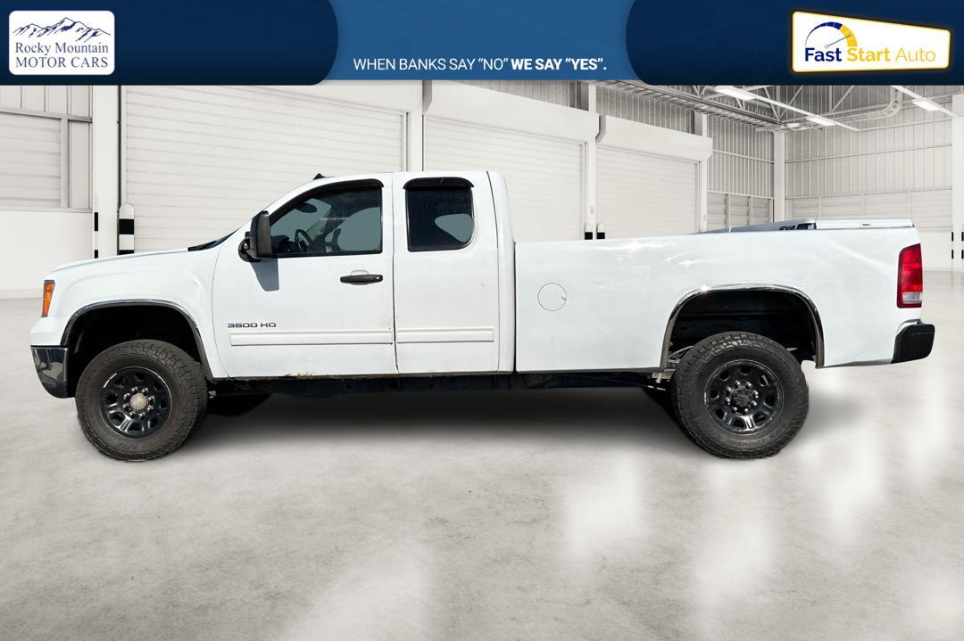 2011 White GMC Sierra 3500HD SLE Ext. Cab Long Box 4WD (1GT523CG7BZ) with an 6.0L V8 OHV 16V FFV engine, 6-Speed Automatic transmission, located at 7755 State Street, Midvale, UT, 84047, (801) 753-9063, 40.610329, -111.892159 - Photo #5