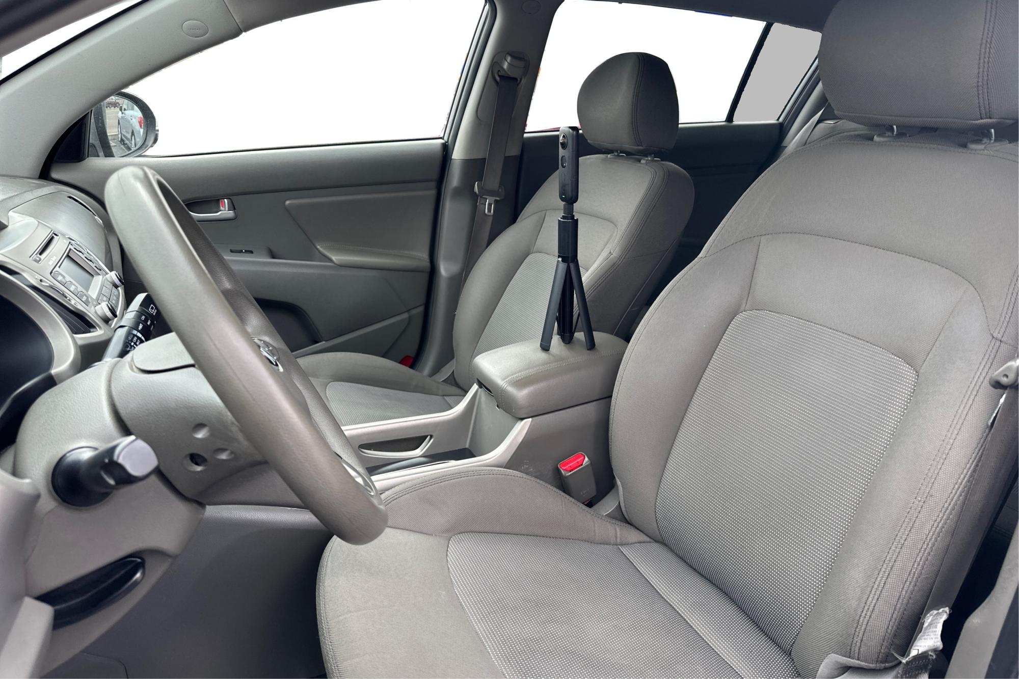 2015 Silver Kia Sportage LX FWD (KNDPB3AC7F7) with an 2.4L V6 DOHC 24V engine, 6-Speed Automatic transmission, located at 344 S Washington Blvd, Ogden, UT, 84404, (801) 399-1799, 41.255482, -111.970848 - Photo#14