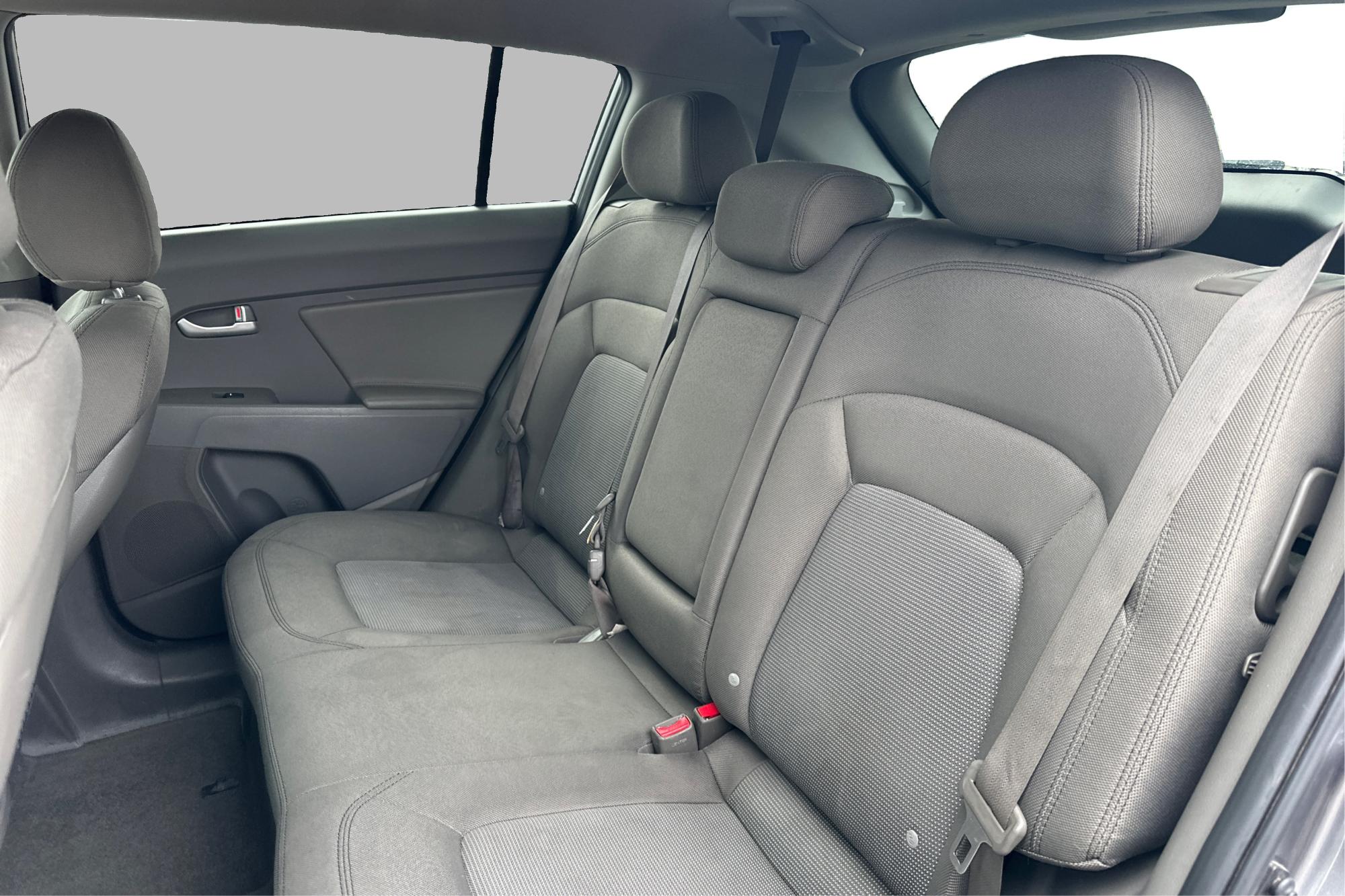 2015 Silver Kia Sportage LX FWD (KNDPB3AC7F7) with an 2.4L V6 DOHC 24V engine, 6-Speed Automatic transmission, located at 344 S Washington Blvd, Ogden, UT, 84404, (801) 399-1799, 41.255482, -111.970848 - Photo#15