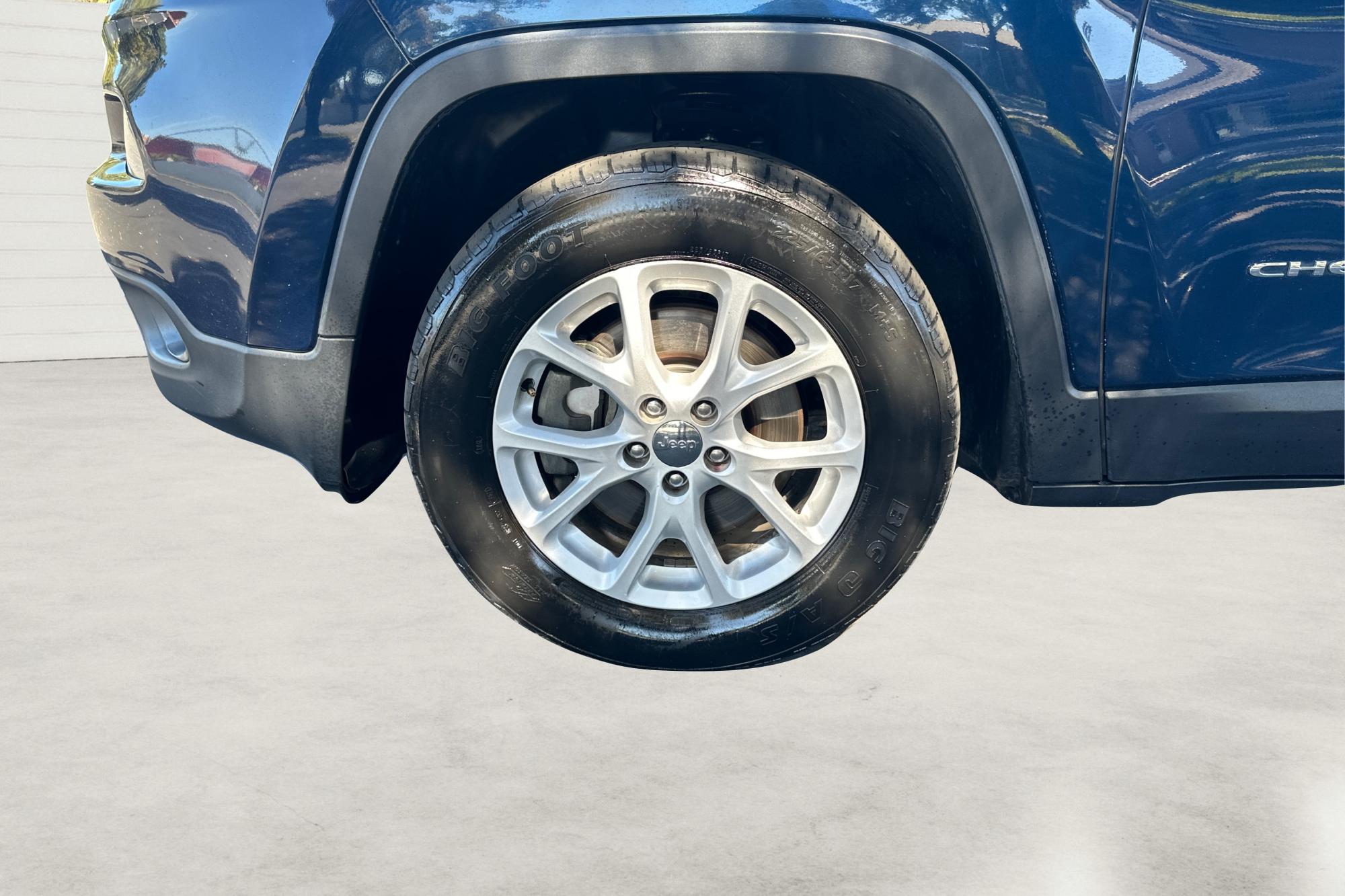 2018 Blue Jeep Cherokee Latitude 4WD (1C4PJMCB1JD) with an 2.4L L4 DOHC 16V engine, 9A transmission, located at 767 S State Road, Pleasant Grove, UT, 84062, (801) 785-1058, 40.354839, -111.736687 - Photo#12