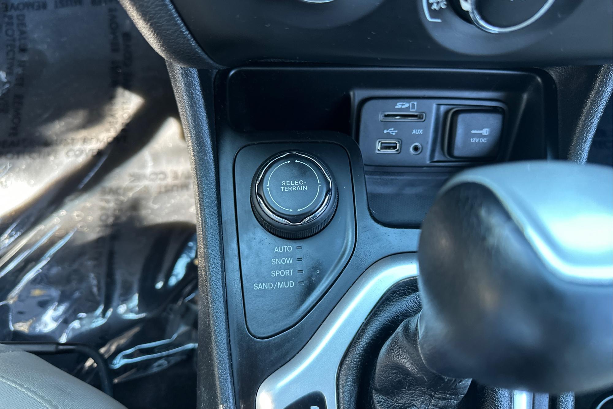 2018 Blue Jeep Cherokee Latitude 4WD (1C4PJMCB1JD) with an 2.4L L4 DOHC 16V engine, 9A transmission, located at 767 S State Road, Pleasant Grove, UT, 84062, (801) 785-1058, 40.354839, -111.736687 - Photo#14