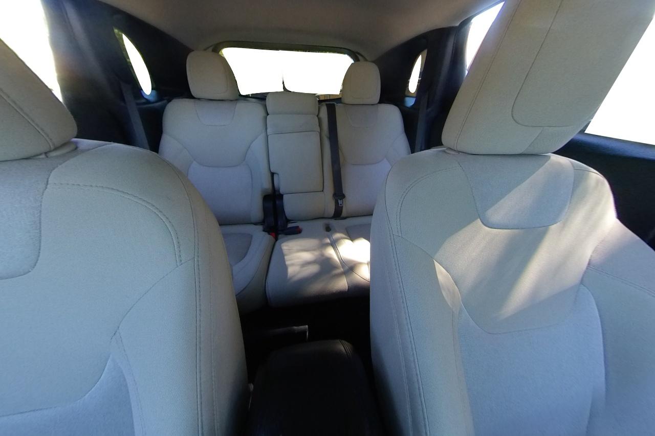2018 Blue Jeep Cherokee Latitude 4WD (1C4PJMCB1JD) with an 2.4L L4 DOHC 16V engine, 9A transmission, located at 767 S State Road, Pleasant Grove, UT, 84062, (801) 785-1058, 40.354839, -111.736687 - Photo#17