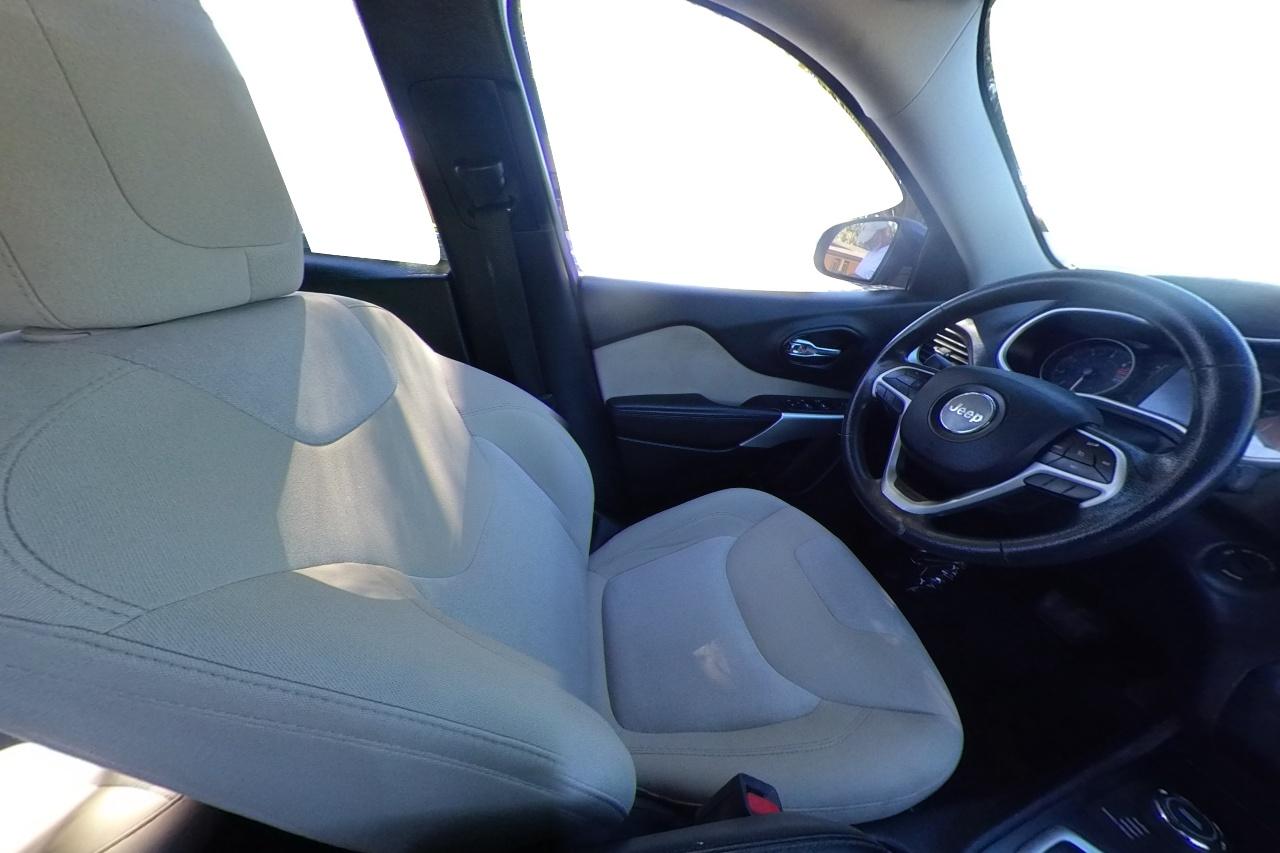 2018 Blue Jeep Cherokee Latitude 4WD (1C4PJMCB1JD) with an 2.4L L4 DOHC 16V engine, 9A transmission, located at 767 S State Road, Pleasant Grove, UT, 84062, (801) 785-1058, 40.354839, -111.736687 - Photo#18