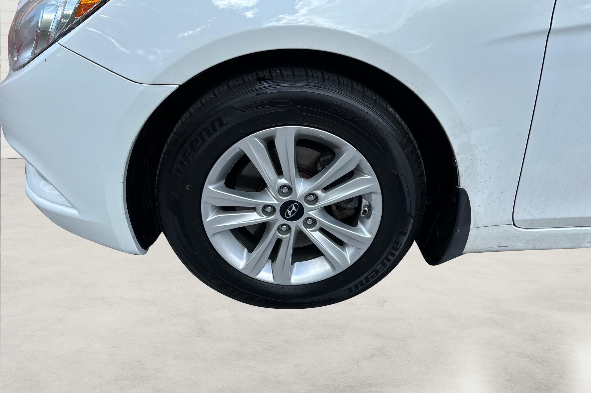 2013 White Hyundai Sonata GLS (5NPEB4AC4DH) with an 2.4L L4 DOHC 16V engine, 6-Speed Automatic transmission, located at 767 S State Road, Pleasant Grove, UT, 84062, (801) 785-1058, 40.354839, -111.736687 - Photo#12