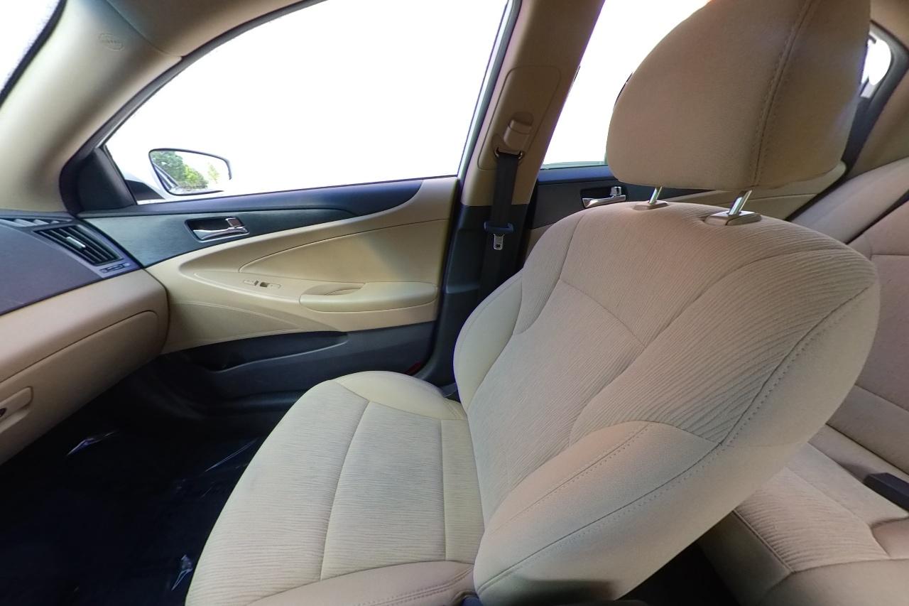 2013 White Hyundai Sonata GLS (5NPEB4AC4DH) with an 2.4L L4 DOHC 16V engine, 6-Speed Automatic transmission, located at 767 S State Road, Pleasant Grove, UT, 84062, (801) 785-1058, 40.354839, -111.736687 - Photo#15