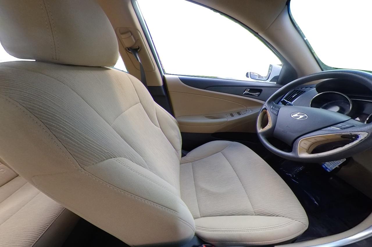 2013 White Hyundai Sonata GLS (5NPEB4AC4DH) with an 2.4L L4 DOHC 16V engine, 6-Speed Automatic transmission, located at 767 S State Road, Pleasant Grove, UT, 84062, (801) 785-1058, 40.354839, -111.736687 - Photo#17
