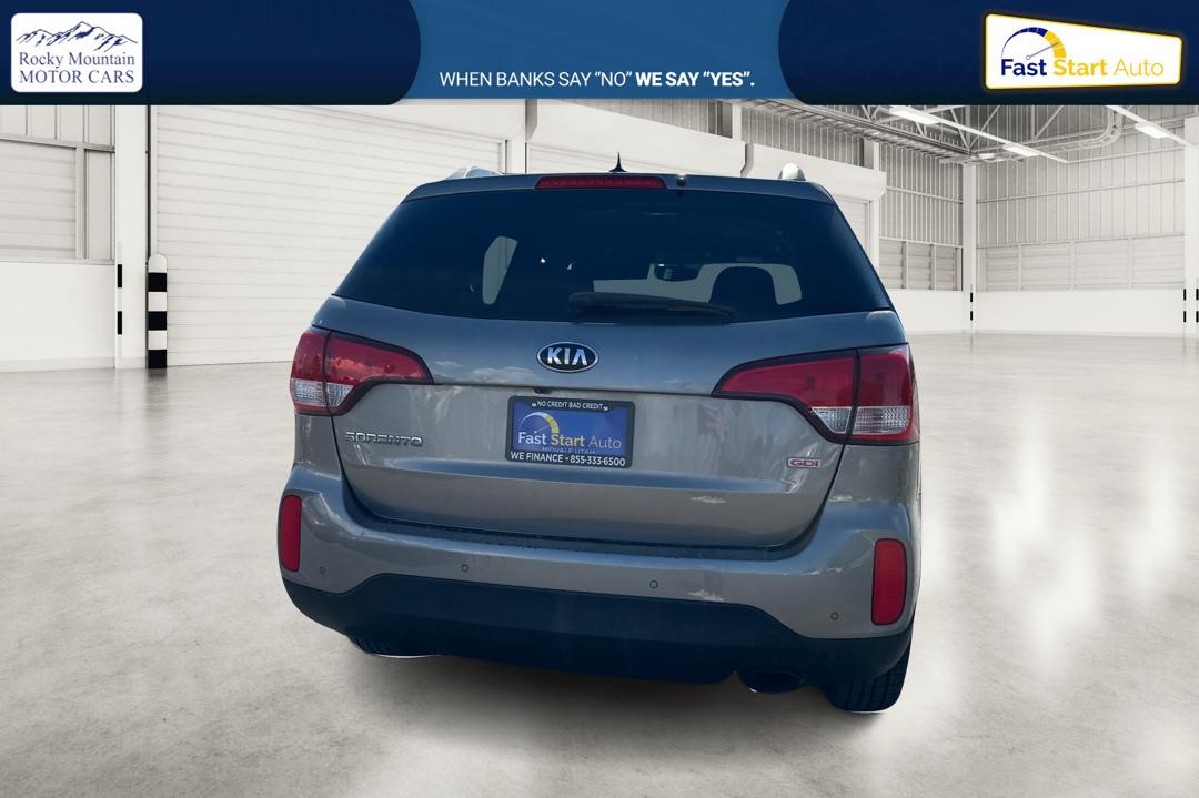 2015 Silver Kia Sorento LX AWD (5XYKTCA6XFG) with an 2.4L L4 DOHC 16V engine, 6-Speed Automatic transmission, located at 7755 State Street, Midvale, UT, 84047, (801) 753-9063, 40.610329, -111.892159 - Photo#4