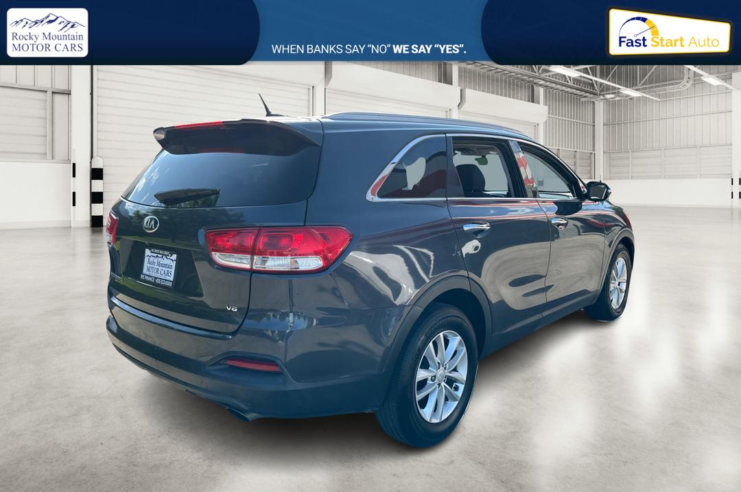 2018 Gray Kia Sorento LX V6 2WD (5XYPG4A53JG) with an 3.3L V6 DOHC 24V engine, 6A transmission, located at 7755 State Street, Midvale, UT, 84047, (801) 753-9063, 40.610329, -111.890656 - Photo#2