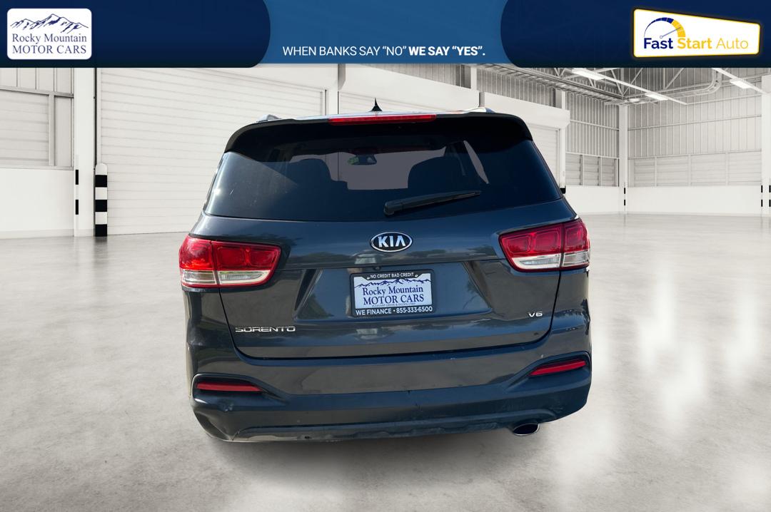 2018 Gray Kia Sorento LX V6 2WD (5XYPG4A53JG) with an 3.3L V6 DOHC 24V engine, 6A transmission, located at 7755 State Street, Midvale, UT, 84047, (801) 753-9063, 40.610329, -111.890656 - Photo#4
