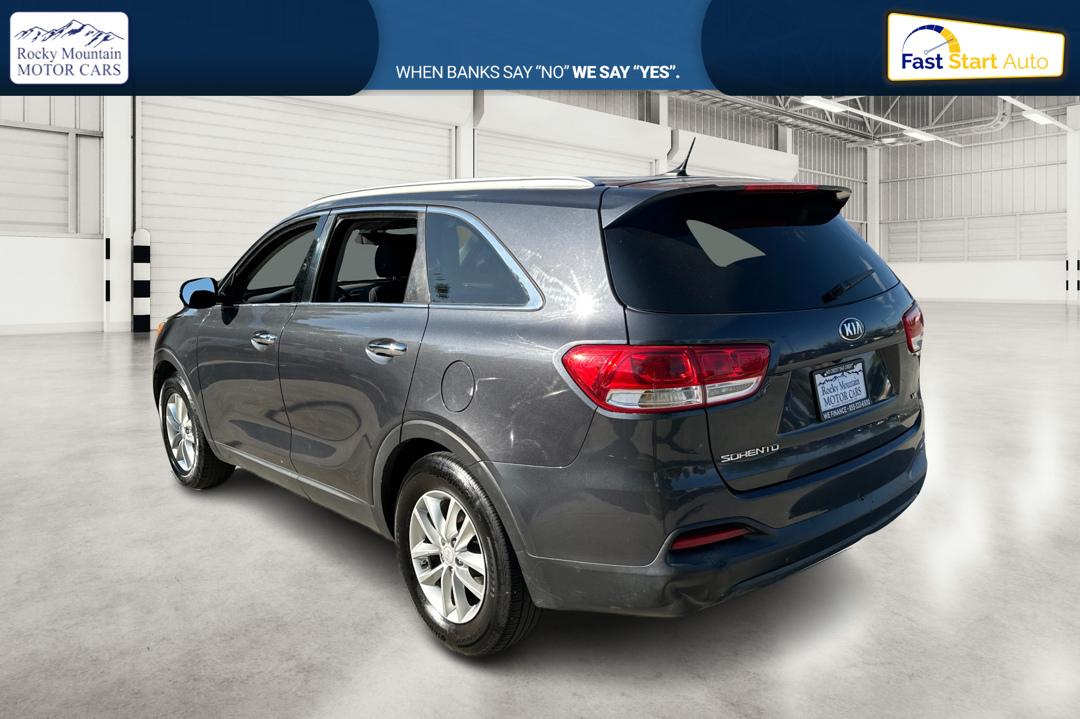 2018 Gray Kia Sorento LX V6 2WD (5XYPG4A53JG) with an 3.3L V6 DOHC 24V engine, 6A transmission, located at 7755 State Street, Midvale, UT, 84047, (801) 753-9063, 40.610329, -111.890656 - Photo#5
