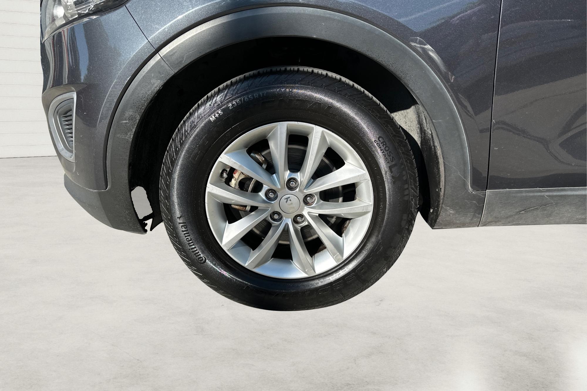 2018 Gray Kia Sorento LX V6 2WD (5XYPG4A53JG) with an 3.3L V6 DOHC 24V engine, 6A transmission, located at 7755 State Street, Midvale, UT, 84047, (801) 753-9063, 40.610329, -111.890656 - Photo#12