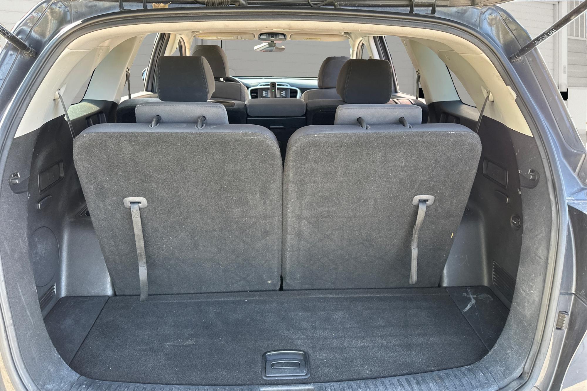 2018 Gray Kia Sorento LX V6 2WD (5XYPG4A53JG) with an 3.3L V6 DOHC 24V engine, 6A transmission, located at 7755 State Street, Midvale, UT, 84047, (801) 753-9063, 40.610329, -111.890656 - Photo#13