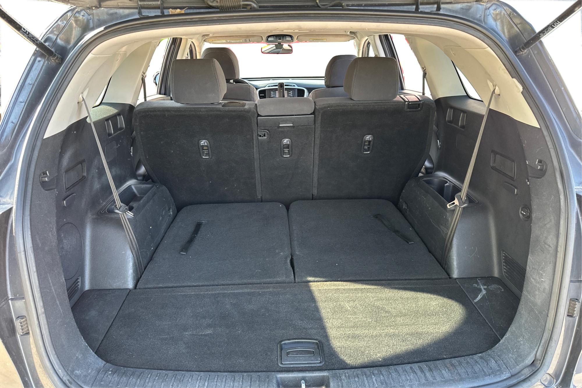 2018 Gray Kia Sorento LX V6 2WD (5XYPG4A53JG) with an 3.3L V6 DOHC 24V engine, 6A transmission, located at 7755 State Street, Midvale, UT, 84047, (801) 753-9063, 40.610329, -111.890656 - Photo#14