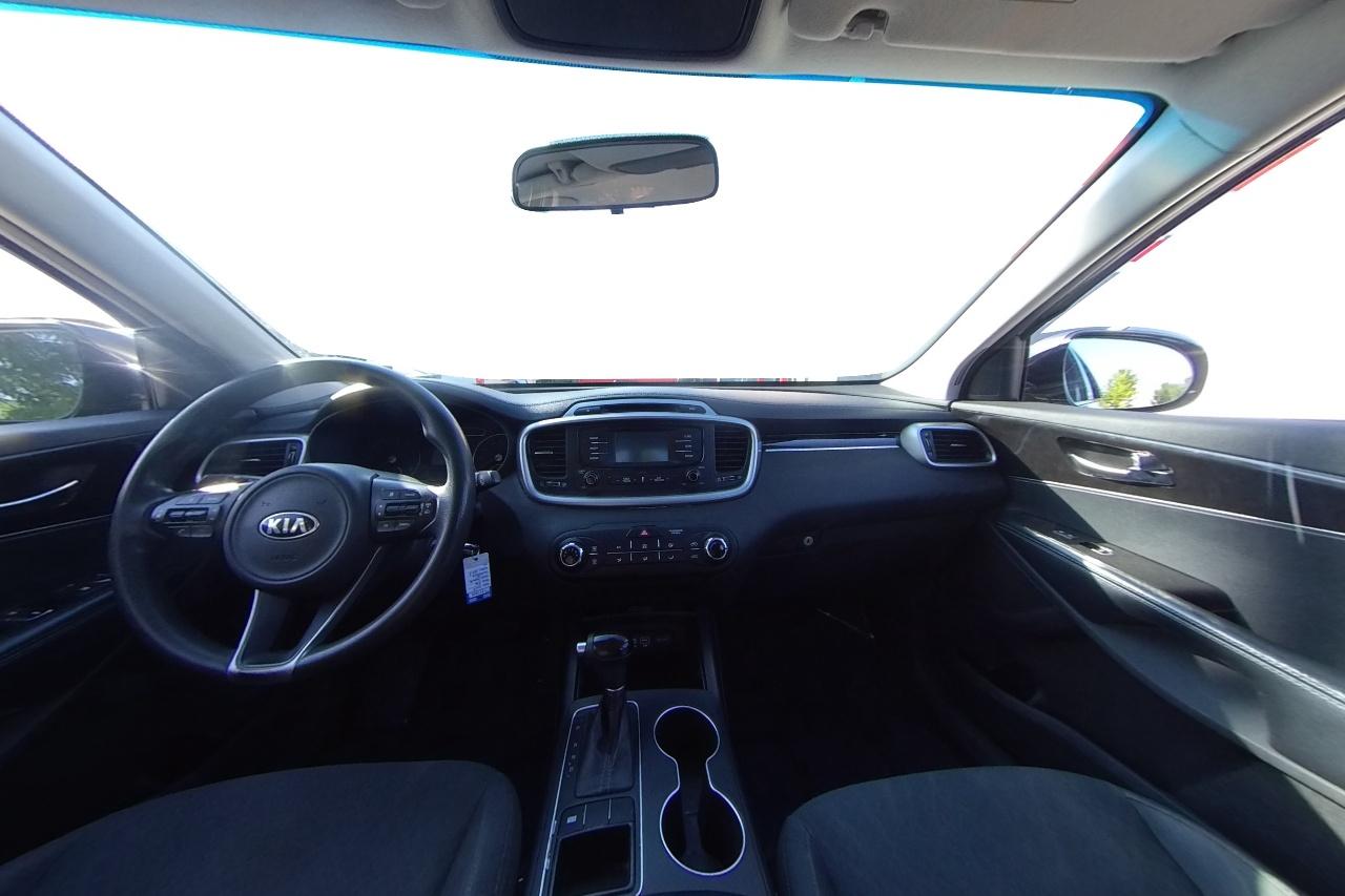 2018 Gray Kia Sorento LX V6 2WD (5XYPG4A53JG) with an 3.3L V6 DOHC 24V engine, 6A transmission, located at 7755 State Street, Midvale, UT, 84047, (801) 753-9063, 40.610329, -111.890656 - Photo#15