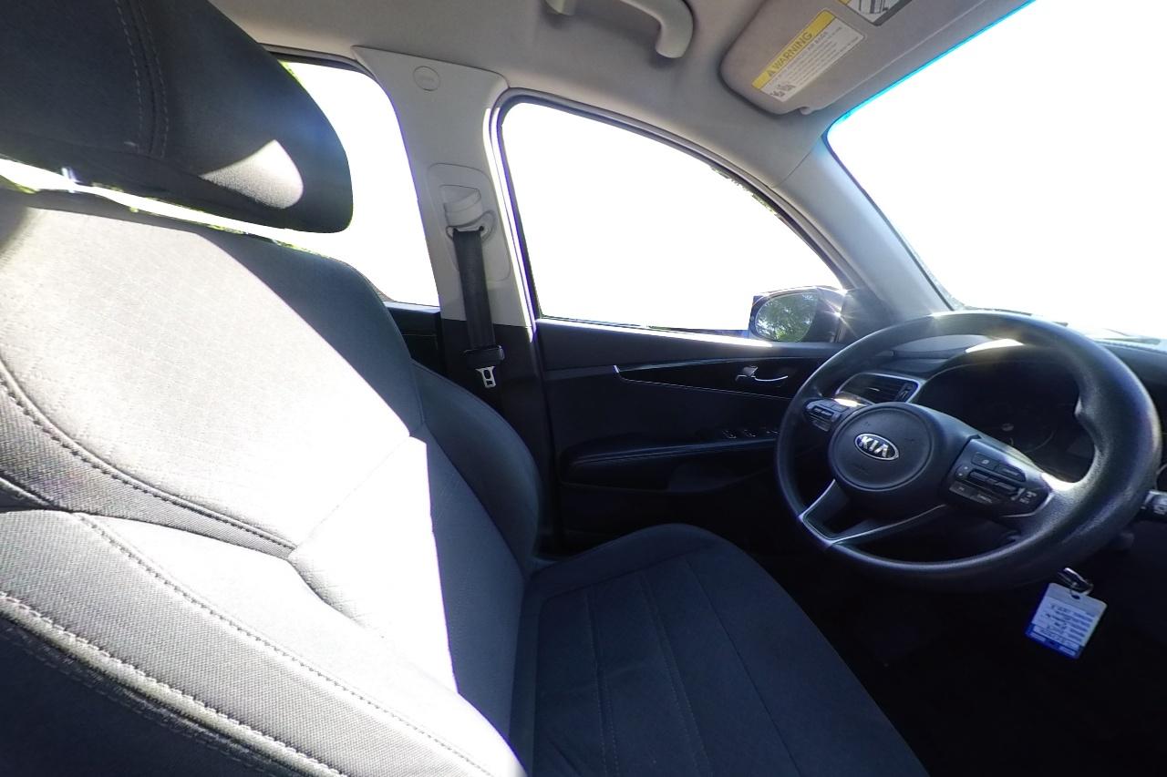 2018 Gray Kia Sorento LX V6 2WD (5XYPG4A53JG) with an 3.3L V6 DOHC 24V engine, 6A transmission, located at 7755 State Street, Midvale, UT, 84047, (801) 753-9063, 40.610329, -111.890656 - Photo#18