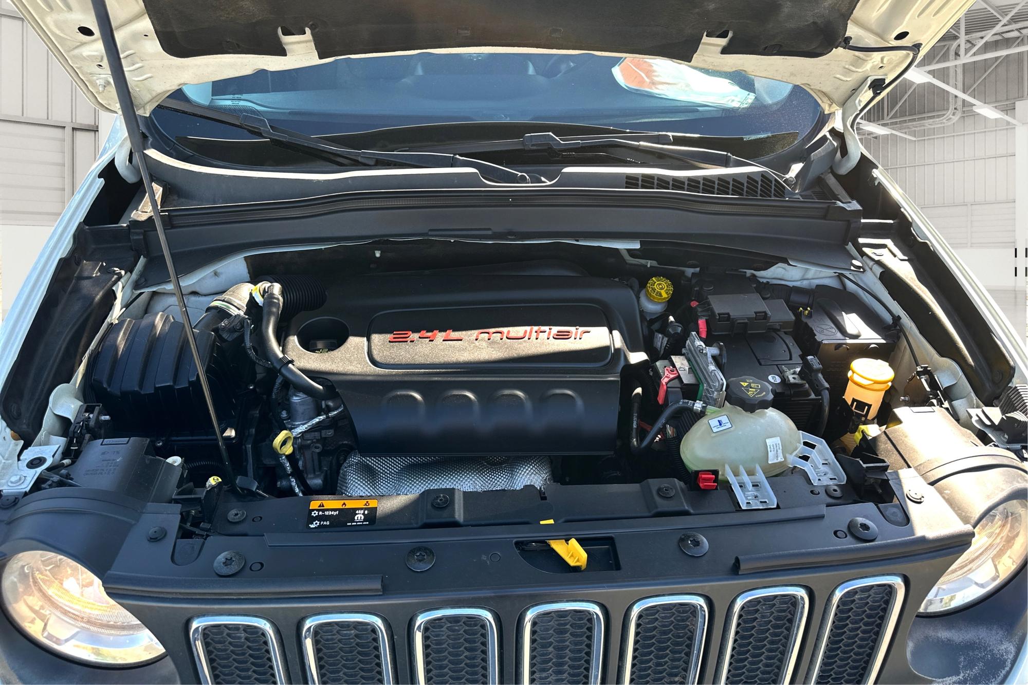 2017 White Jeep Renegade Latitude FWD (ZACCJABBXHP) with an 2.4L L4 DOHC 16V engine, 6M transmission, located at 344 S Washington Blvd, Ogden, UT, 84404, (801) 399-1799, 41.255482, -111.970848 - Photo#10