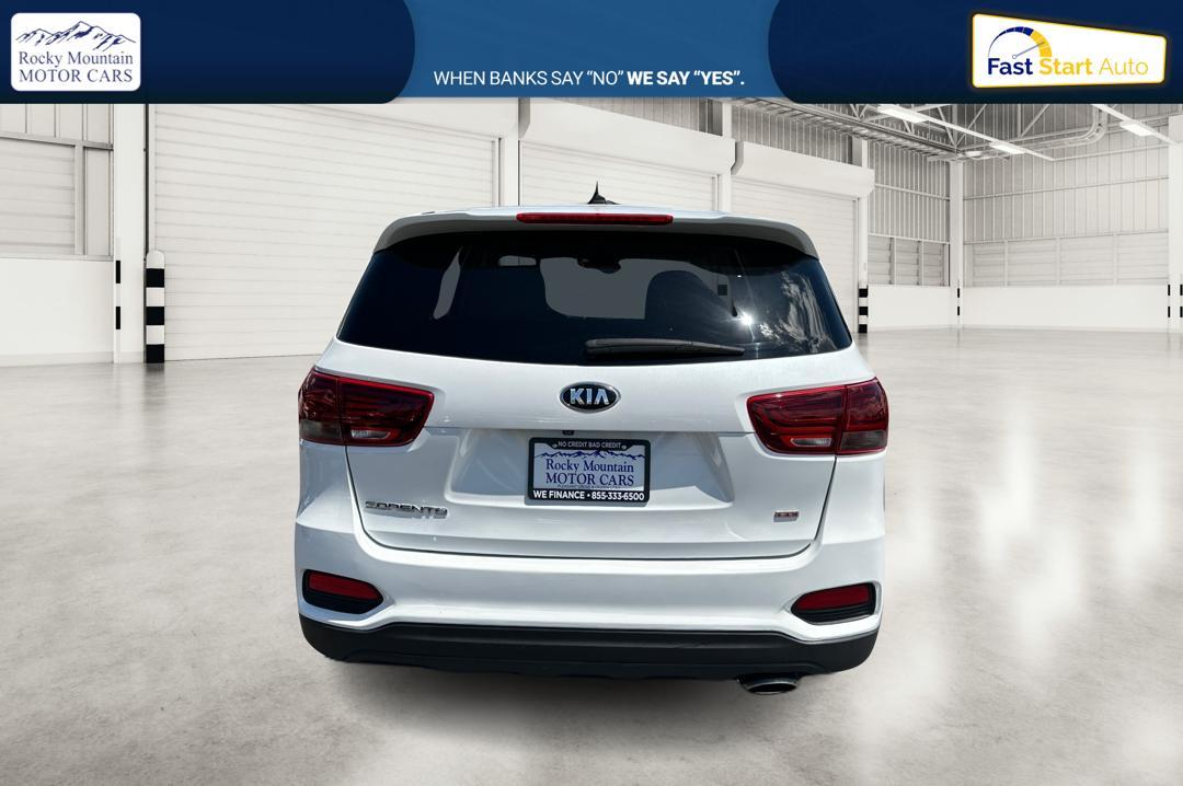 2019 White Kia Sorento LX 2WD (5XYPG4A32KG) with an 2.4L L4 DOHC 16V engine, 6A transmission, located at 767 S State Road, Pleasant Grove, UT, 84062, (801) 785-1058, 40.354839, -111.736687 - Photo #3