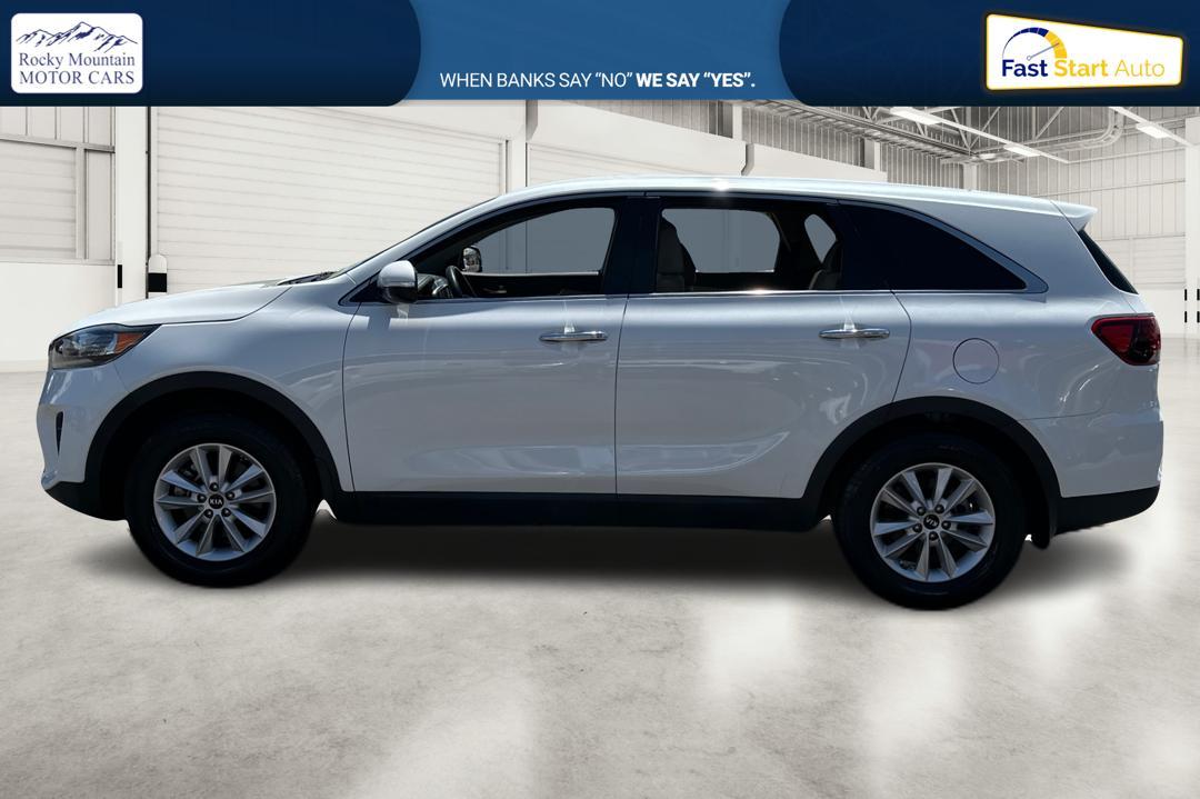 2019 White Kia Sorento LX 2WD (5XYPG4A32KG) with an 2.4L L4 DOHC 16V engine, 6A transmission, located at 767 S State Road, Pleasant Grove, UT, 84062, (801) 785-1058, 40.354839, -111.736687 - Photo #5