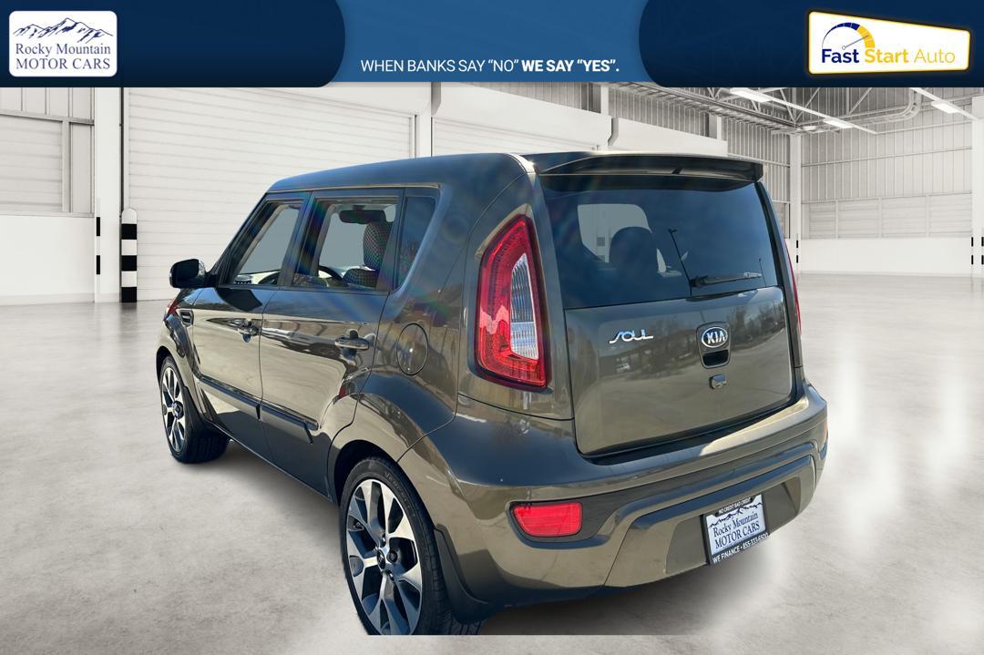 2013 Green Kia Soul ! (KNDJT2A63D7) with an 2.0L L4 DOHC 16V engine, Automatic, 6-Spd transmission, located at 767 S State Road, Pleasant Grove, UT, 84062, (801) 785-1058, 40.354839, -111.736687 - Photo #4