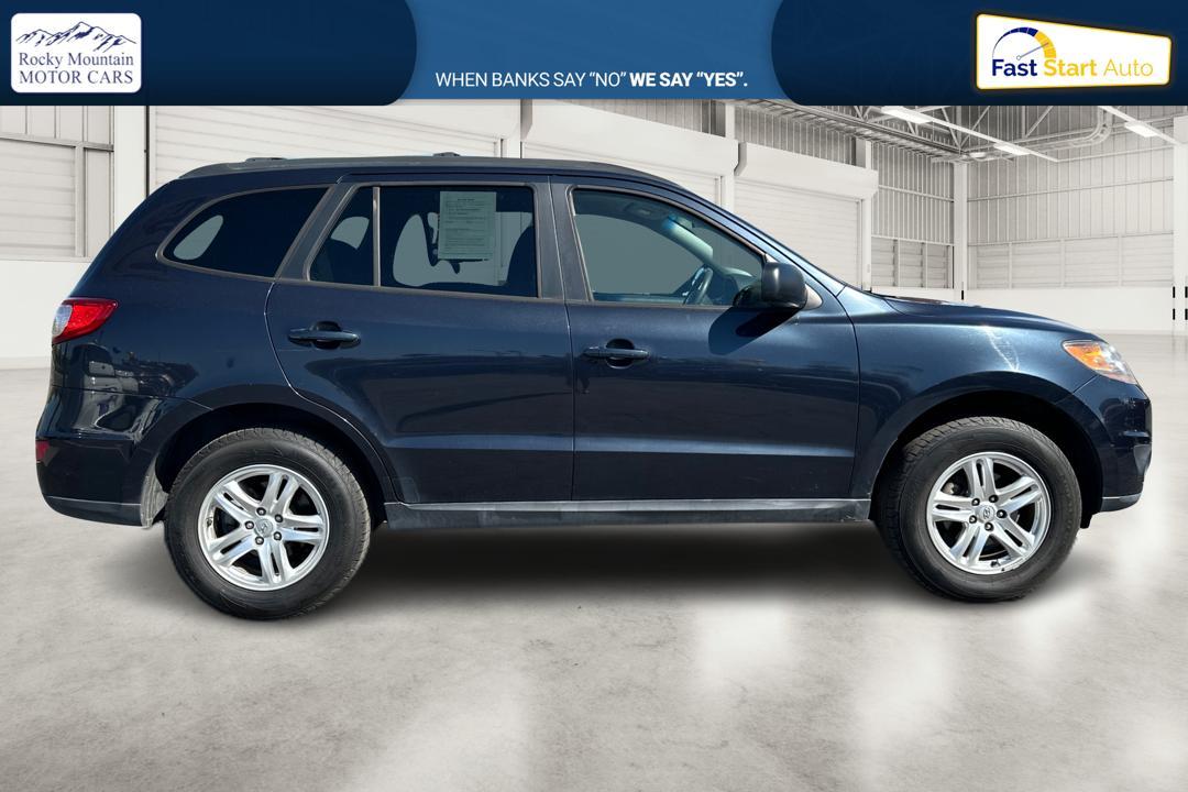 2011 Blue Hyundai Santa Fe GL 2.4 FWD (5XYZG3AB2BG) with an 2.4L L4 DOHC 16V engine, 6-Speed Automatic transmission, located at 7755 State Street, Midvale, UT, 84047, (801) 753-9063, 40.610329, -111.892159 - Photo #1