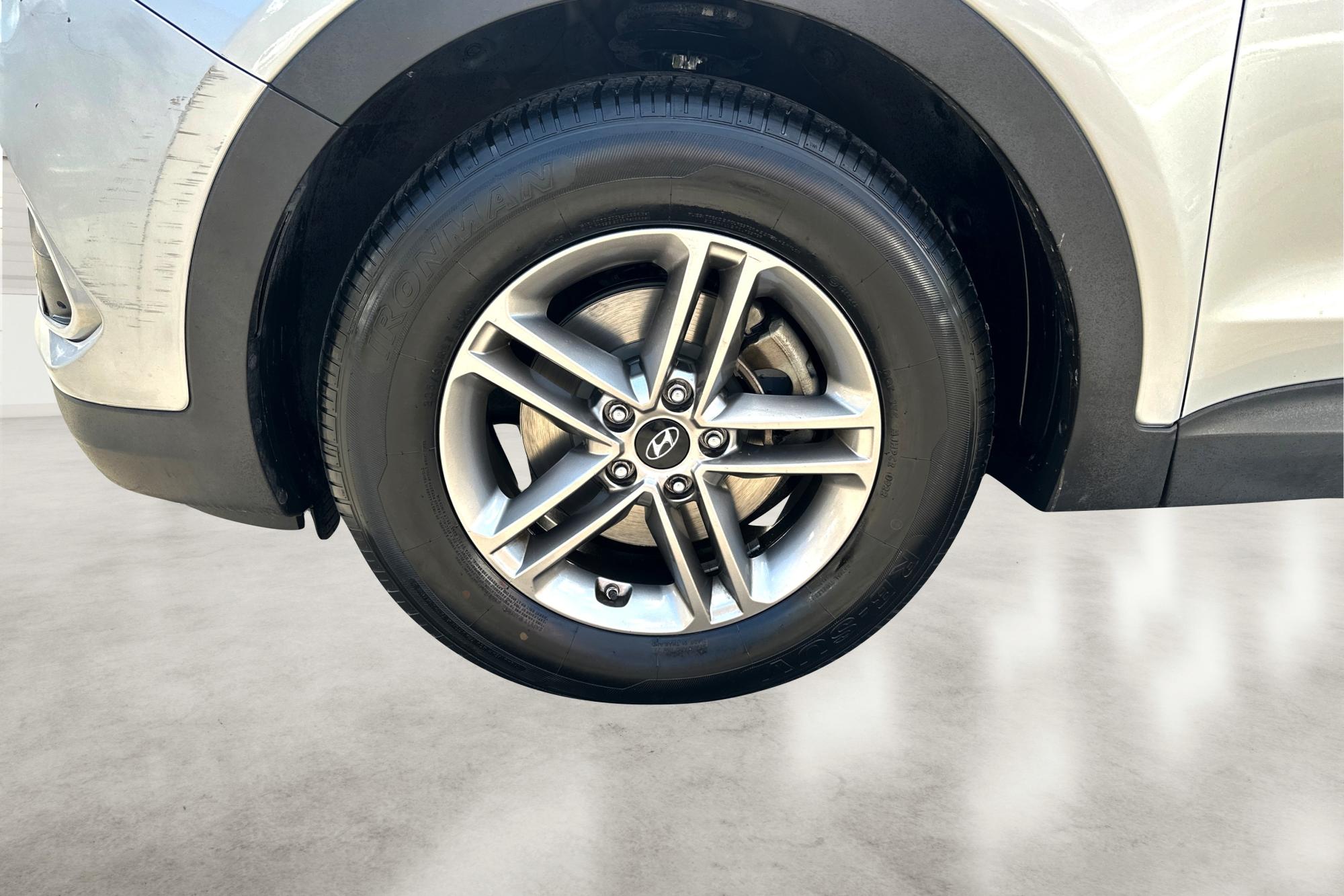2018 Silver Hyundai Santa Fe Sport 2.4 FWD (5XYZT3LB1JG) with an 2.4L L4 DOHC 16V engine, 6A transmission, located at 344 S Washington Blvd, Ogden, UT, 84404, (801) 399-1799, 41.255482, -111.970848 - Photo #9