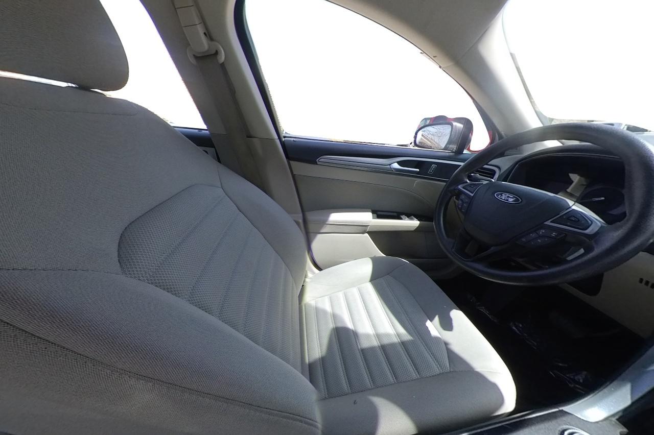 2018 Gray Ford Fusion SE (3FA6P0HD7JR) with an 1.5L L4 DOHC 16V engine, 6A transmission, located at 767 S State Road, Pleasant Grove, UT, 84062, (801) 785-1058, 40.354839, -111.736687 - Photo#21