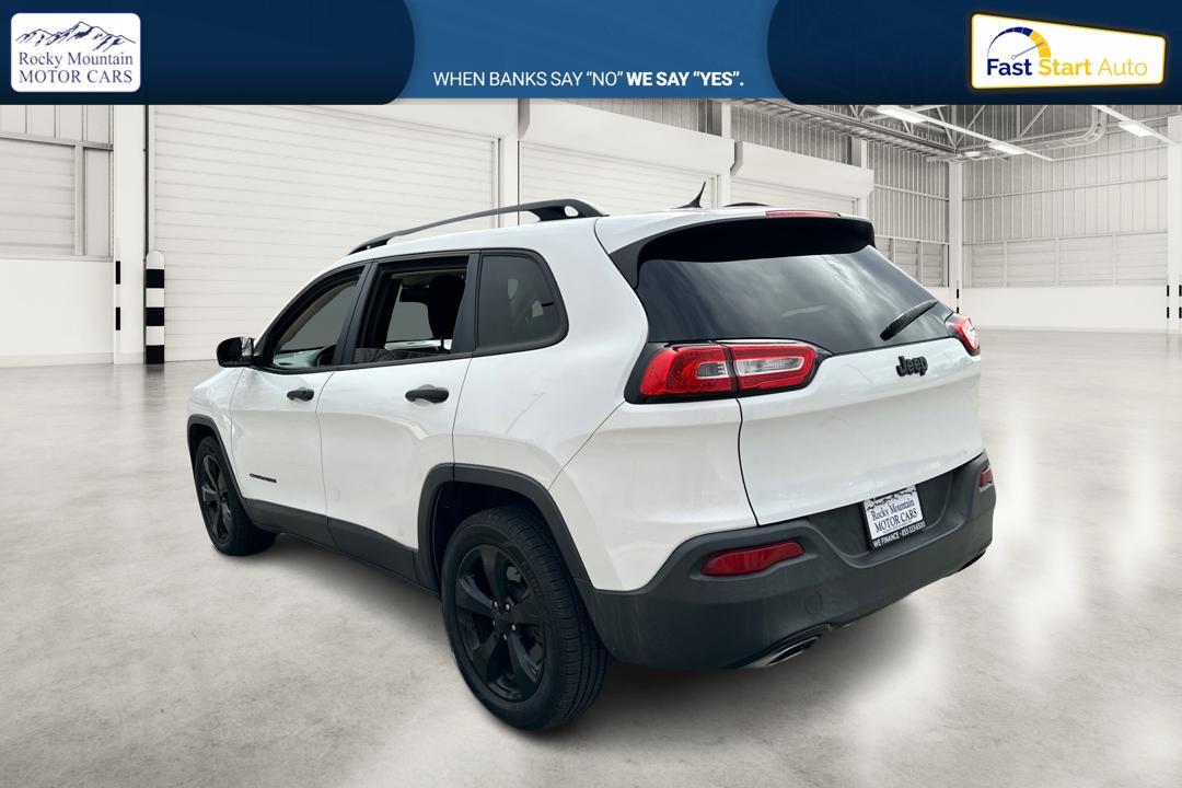 2017 White Jeep Cherokee Sport FWD (1C4PJLAS3HW) with an 3.2L V6 DOHC 24V engine, 9A transmission, located at 7755 State Street, Midvale, UT, 84047, (801) 753-9063, 40.610329, -111.892159 - Photo#5