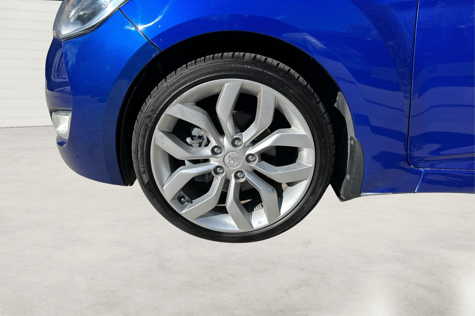 2013 Blue Hyundai Veloster Base (KMHTC6AD7DU) with an 1.6L L4 DOHC 16V engine, Auto, 6-Spd EcoShft DCT transmission, located at 767 S State Road, Pleasant Grove, UT, 84062, (801) 785-1058, 40.354839, -111.736687 - Photo#12