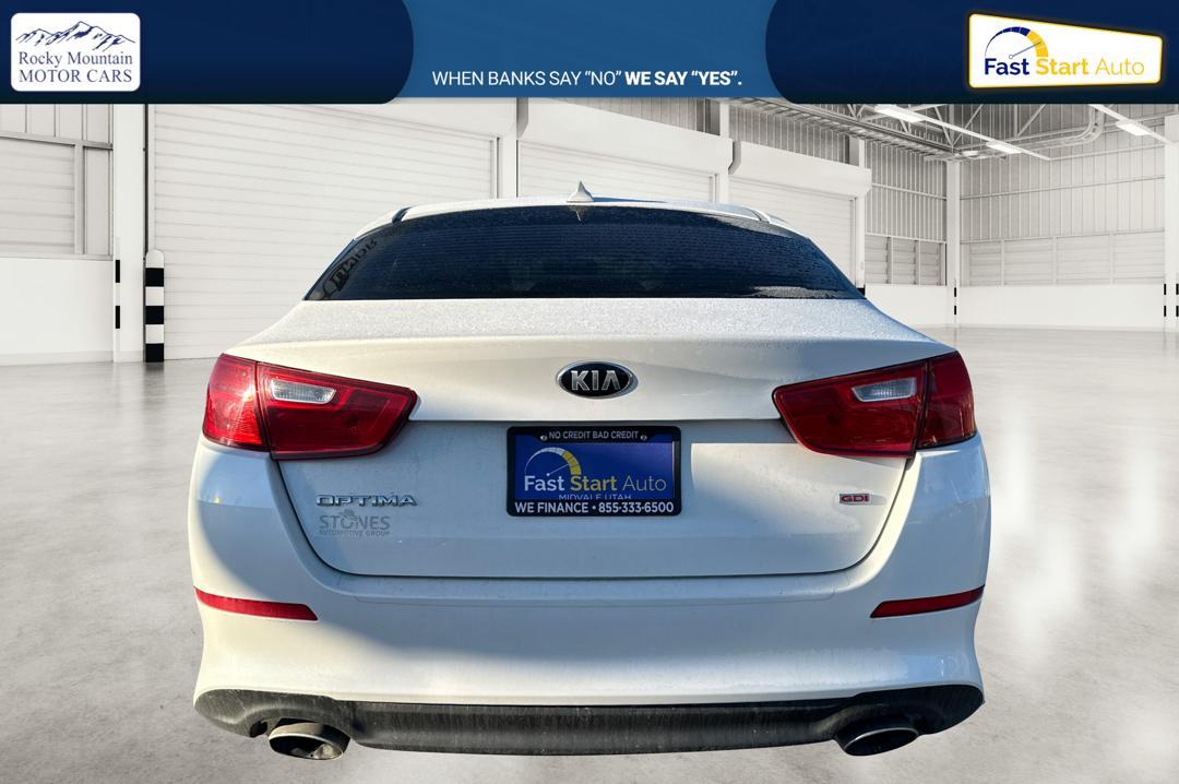 2015 White Kia Optima LX (KNAGM4A74F5) with an 2.4L L4 DOHC 16V engine, 6-Speed Automatic transmission, located at 7755 State Street, Midvale, UT, 84047, (801) 753-9063, 40.610329, -111.890656 - Photo#4