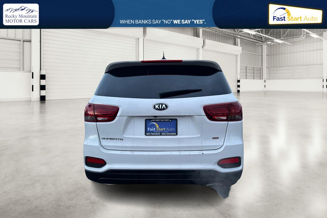 2019 White Kia Sorento LX 2WD (5XYPG4A31KG) with an 2.4L L4 DOHC 16V engine, 6A transmission, located at 7755 State Street, Midvale, UT, 84047, (801) 753-9063, 40.610329, -111.890656 - Photo#4