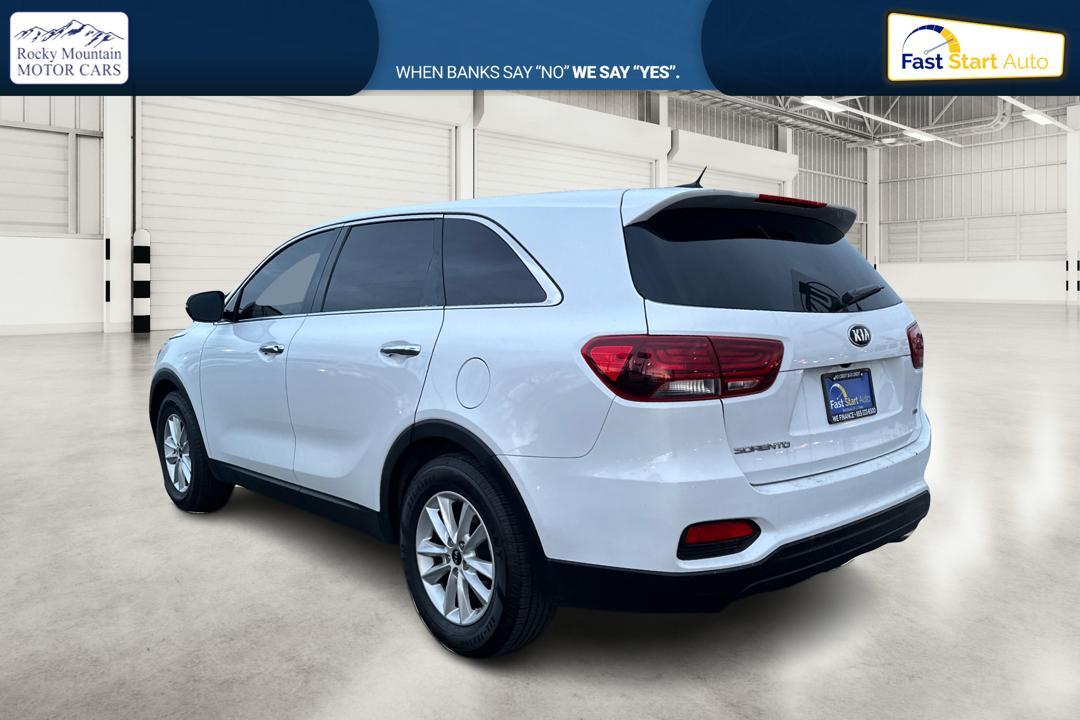 2019 White Kia Sorento LX 2WD (5XYPG4A31KG) with an 2.4L L4 DOHC 16V engine, 6A transmission, located at 7755 State Street, Midvale, UT, 84047, (801) 753-9063, 40.610329, -111.890656 - Photo#5