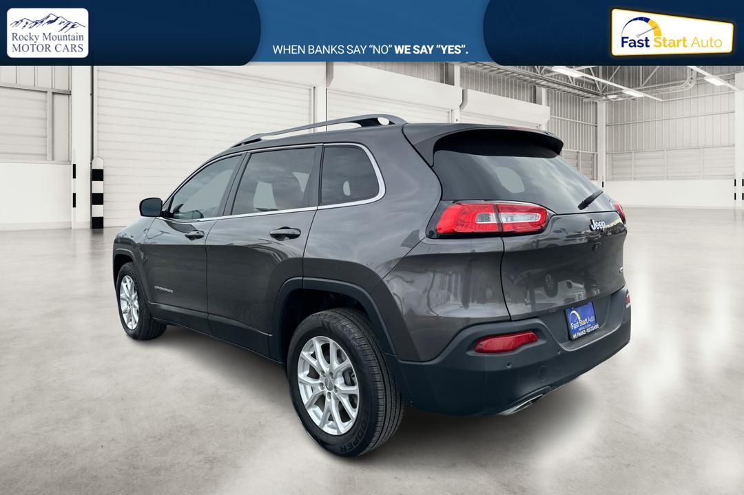 2017 Gray Jeep Cherokee Latitude FWD (1C4PJLCS5HW) with an 3.2L V6 DOHC 24V engine, 9A transmission, located at 7755 State Street, Midvale, UT, 84047, (801) 753-9063, 40.610329, -111.892159 - Photo#5