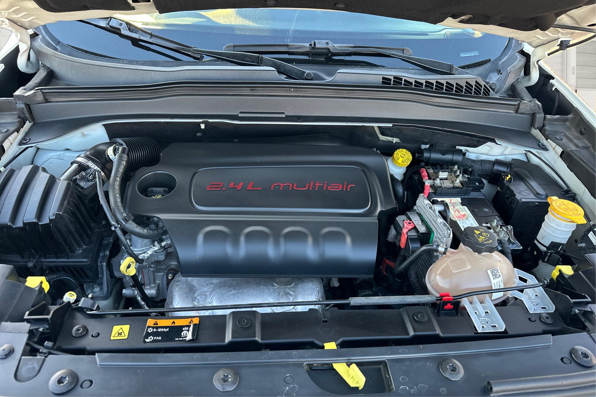 2015 White Jeep Renegade Latitude FWD (ZACCJABT0FP) with an 2.4L L4 engine, 6-Speed Manual transmission, located at 7755 State Street, Midvale, UT, 84047, (801) 753-9063, 40.610329, -111.892159 - Photo#10