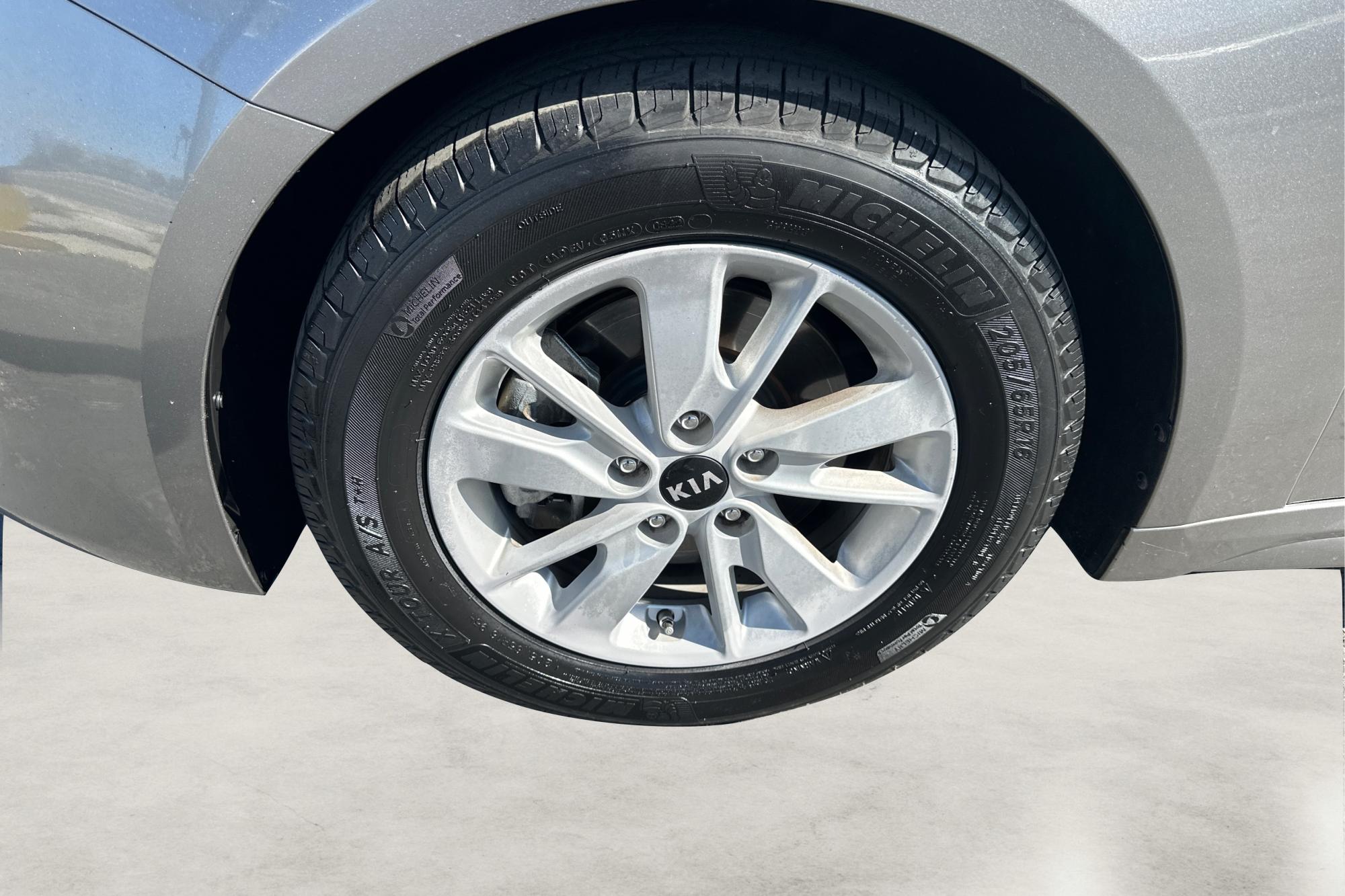 2018 Gray Kia Optima LX (5XXGT4L3XJG) with an 2.4L L4 DOHC 16V engine, 6A transmission, located at 7755 State Street, Midvale, UT, 84047, (801) 753-9063, 40.610329, -111.892159 - Photo#12