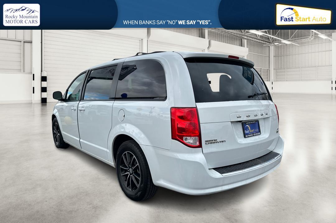 2018 White Dodge Grand Caravan GT (2C4RDGEGXJR) with an 3.6L V6 DOHC 24V engine, 6A transmission, located at 7755 State Street, Midvale, UT, 84047, (801) 753-9063, 40.610329, -111.892159 - Photo#5