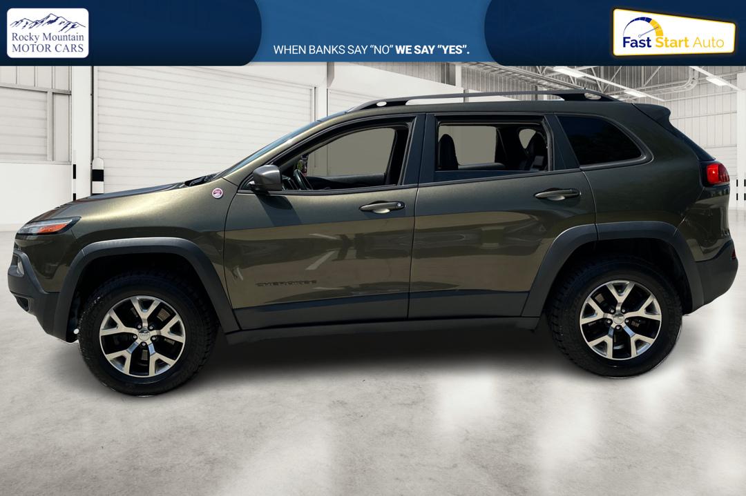 2015 Green Jeep Cherokee Trailhawk 4WD (1C4PJMBSXFW) with an 3.2L V6 DOHC 24V engine, 9-Speed Automatic transmission, located at 767 S State Road, Pleasant Grove, UT, 84062, (801) 785-1058, 40.354839, -111.736687 - Photo#6