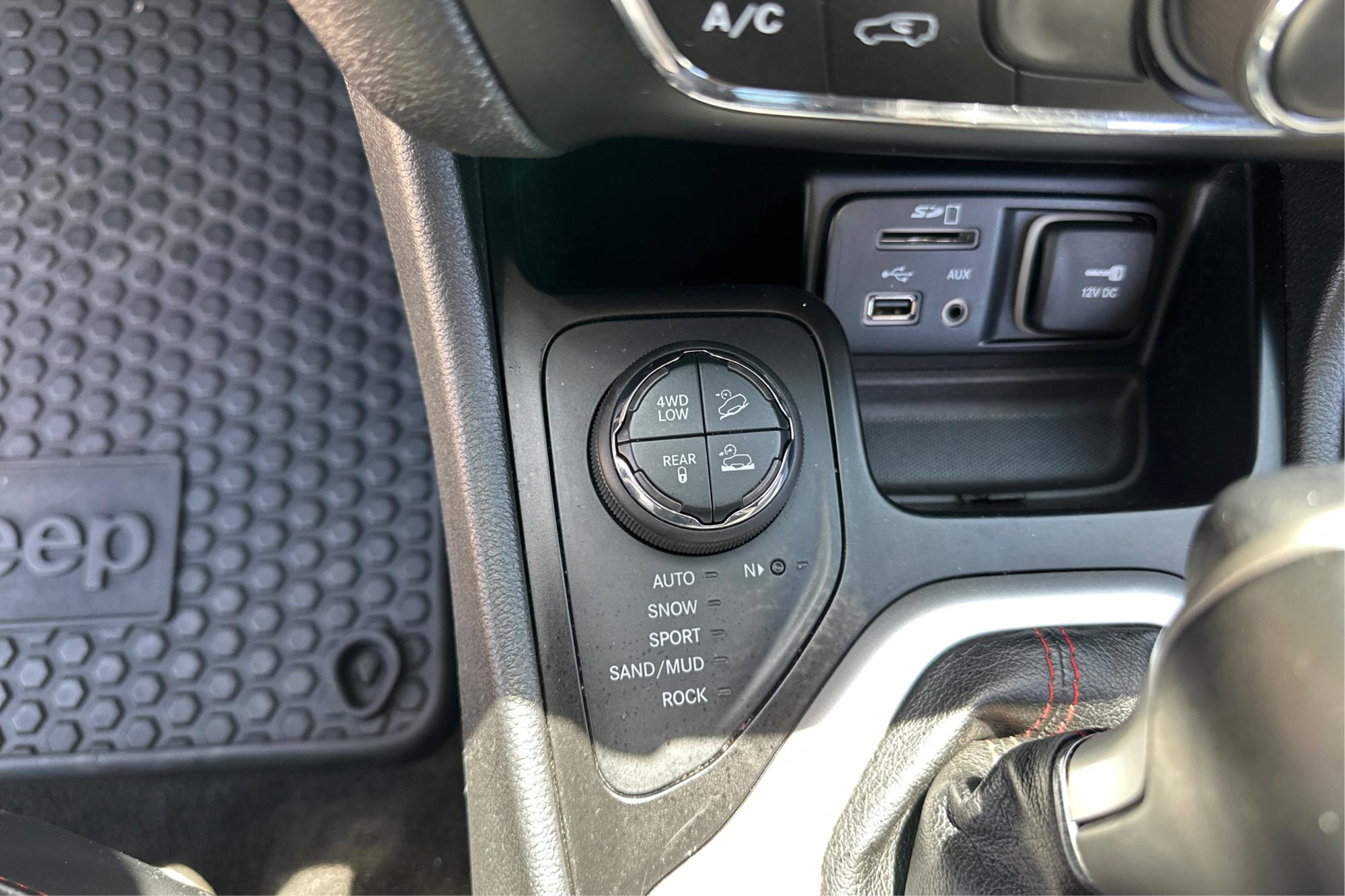 2015 Green Jeep Cherokee Trailhawk 4WD (1C4PJMBSXFW) with an 3.2L V6 DOHC 24V engine, 9-Speed Automatic transmission, located at 767 S State Road, Pleasant Grove, UT, 84062, (801) 785-1058, 40.354839, -111.736687 - Photo#14